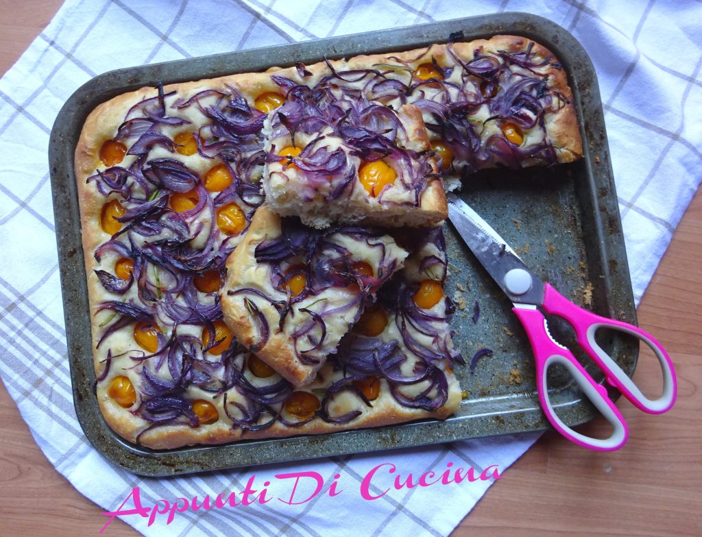 Focaccia aux oignons et tomates cerises jaunes