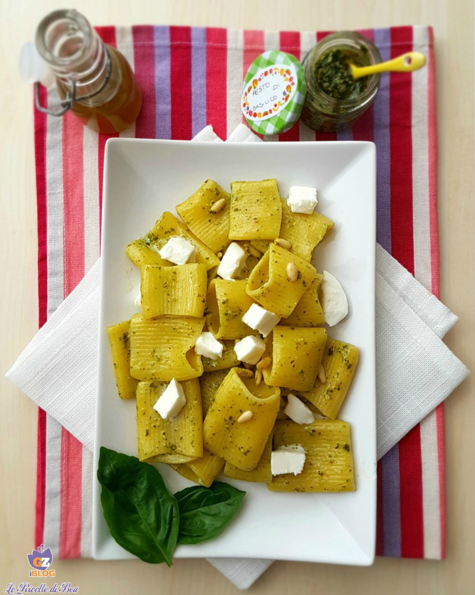 Mezze maniche avec pesto de basilic, pignons et mozzarella