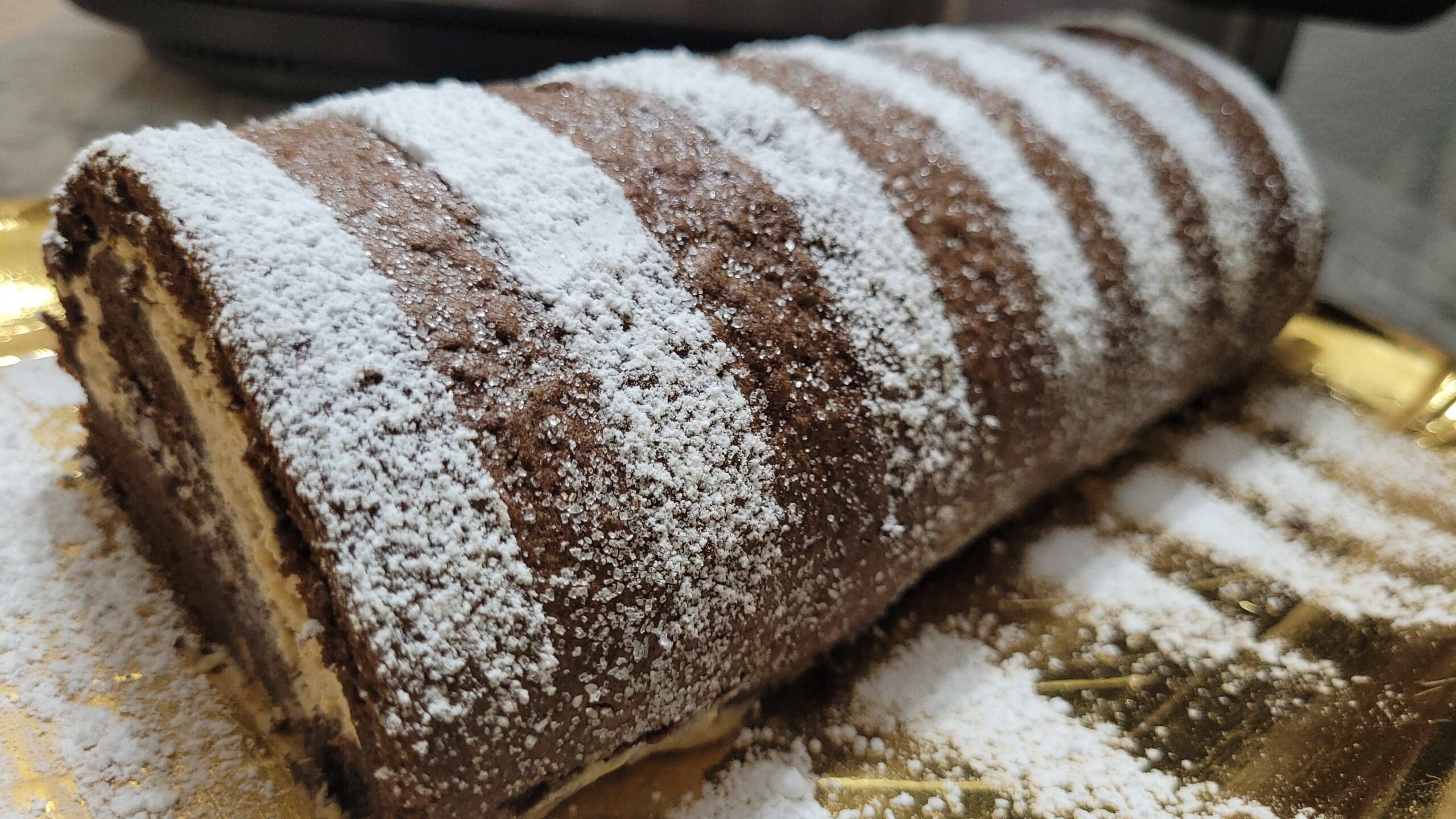 Rouleau au cacao farci de crème au café