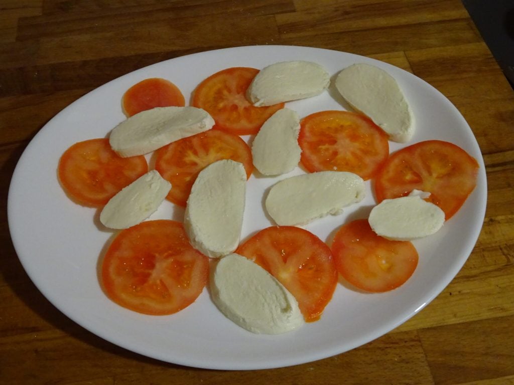 Salade caprese aux pêches