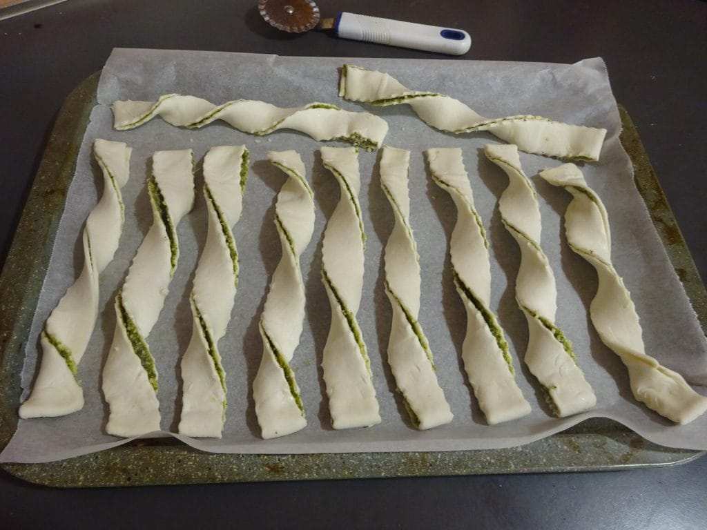 Galettes de pâte feuilletée au pesto