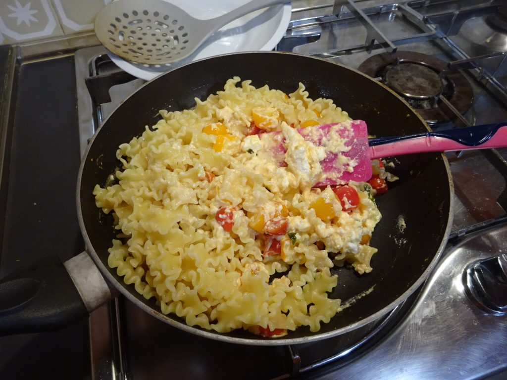pâtes avec feta et tomates cerises