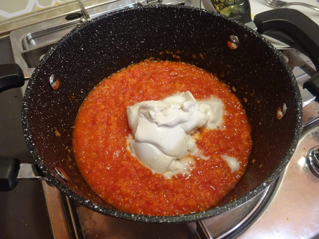 Versez ensuite le tout dans une casserole avec l'huile et faites revenir pendant environ 8 minutes.