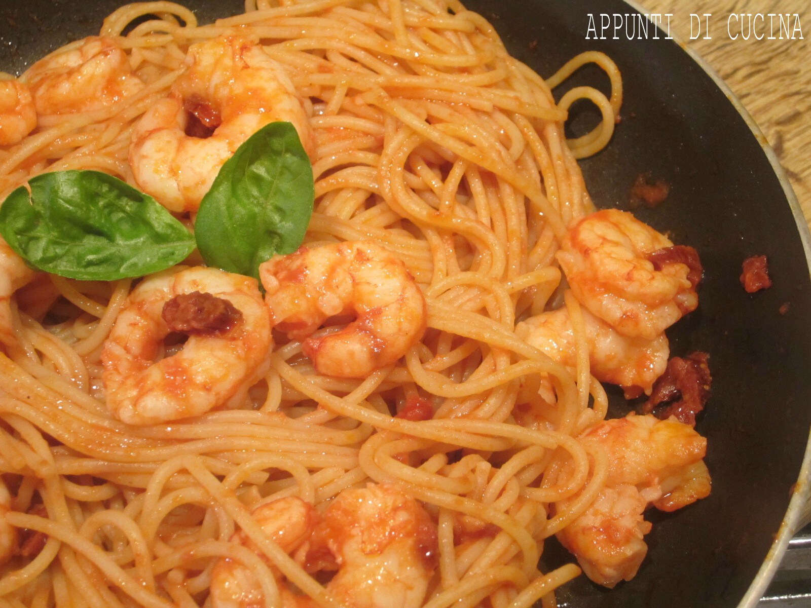 SPAGHETTI COMPLETS CREVETTES ET TOMATES SÉCHÉES