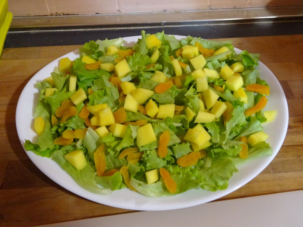 Salade avec mangue et feta