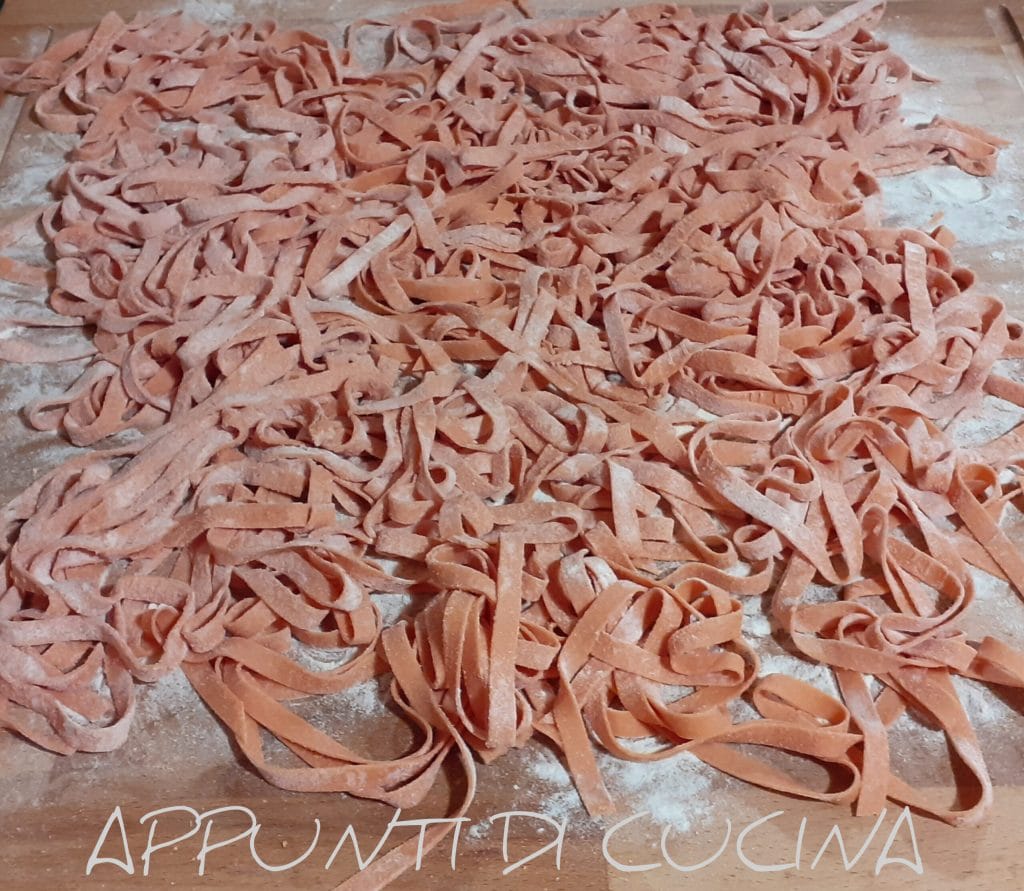 Pâtes fraîches avec pâte à la tomate