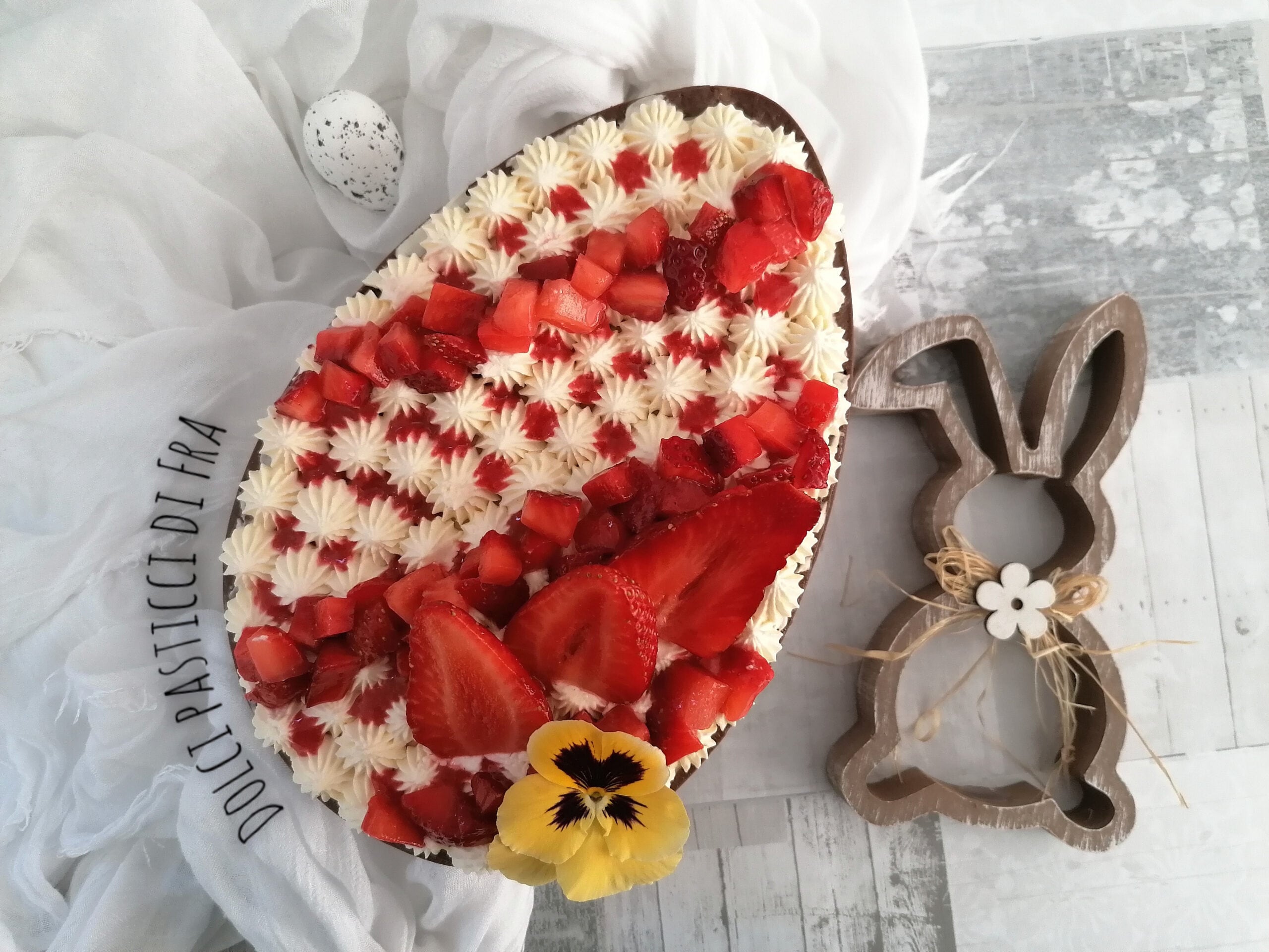 Oeuf de Pâques farci aux fraises