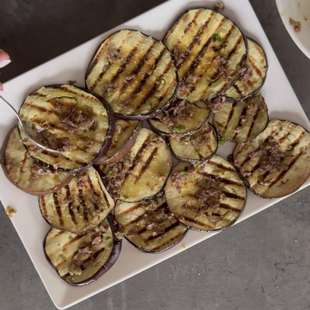 Aubergines grillées marinées