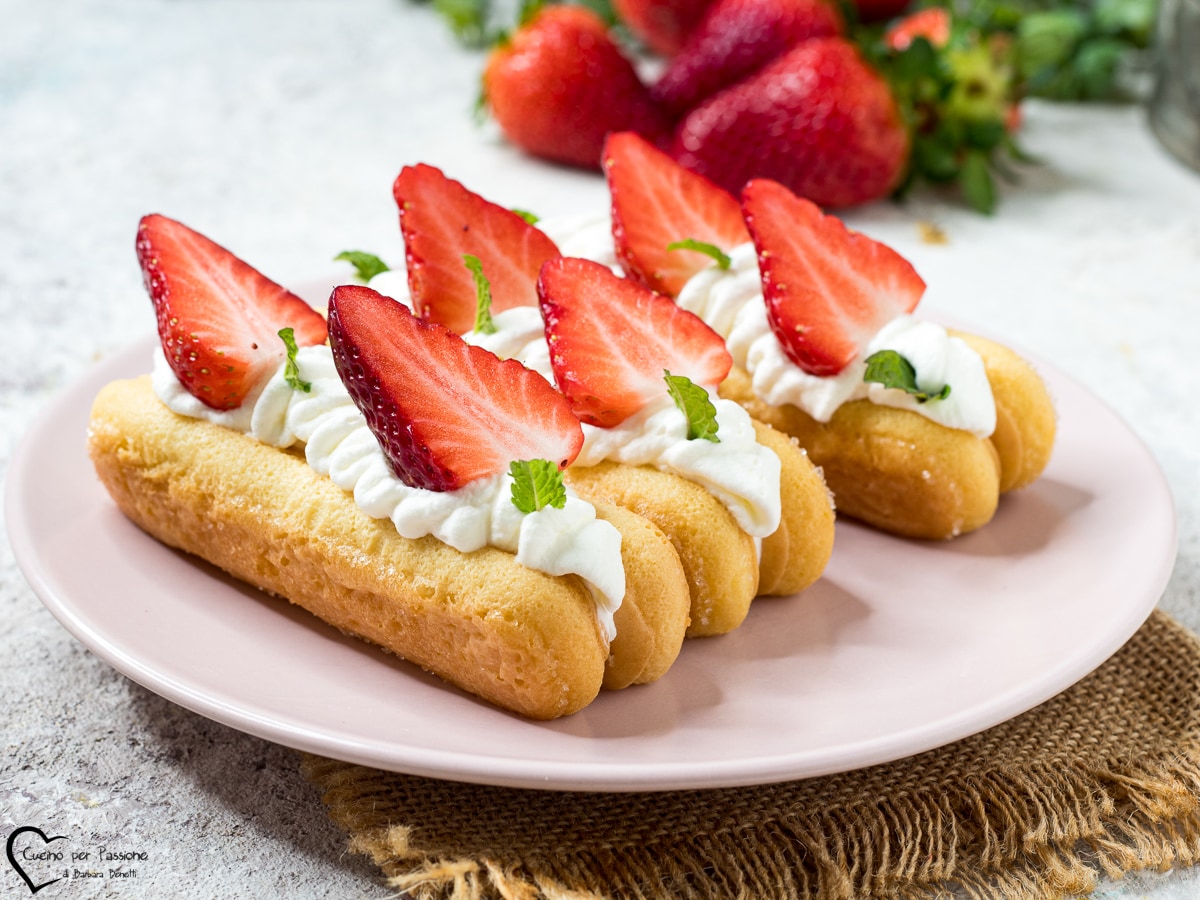 BISCUITS À LA CUILLÈRE ET FRAISES