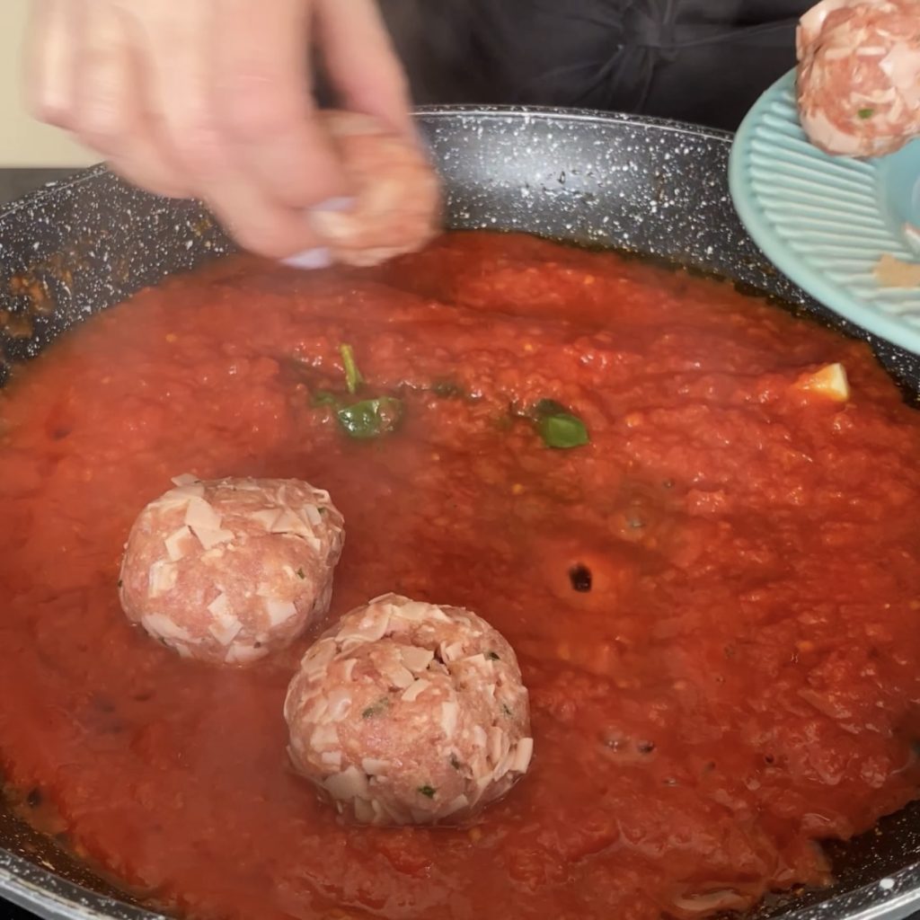 Boules avec mortadelle à la sauce