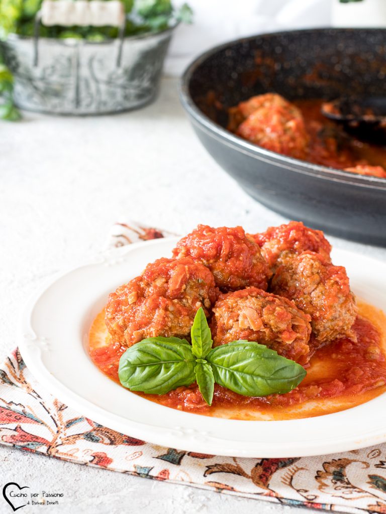 Boules avec mortadelle à la sauce