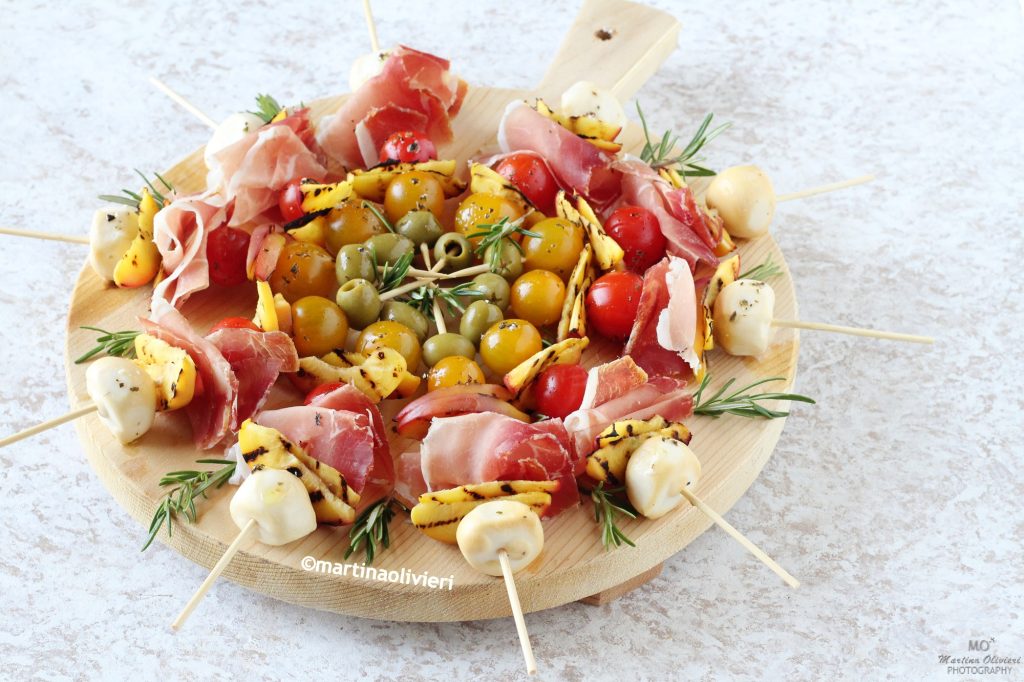 Brochettes aux pêches, jambon et scamorza