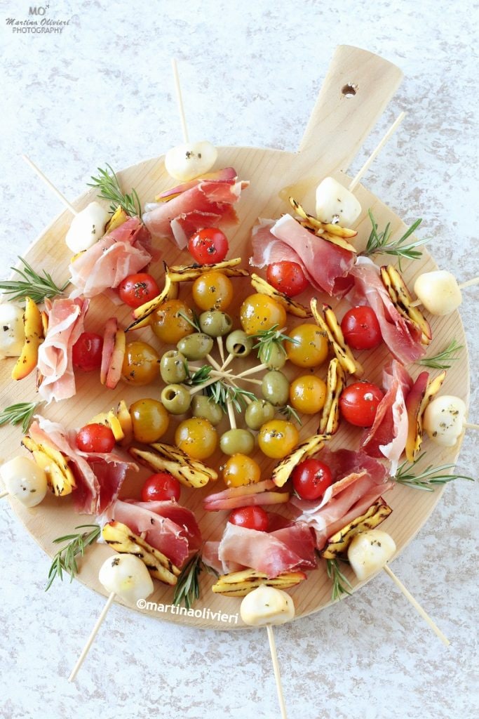 Brochettes aux pêches, jambon et scamorza