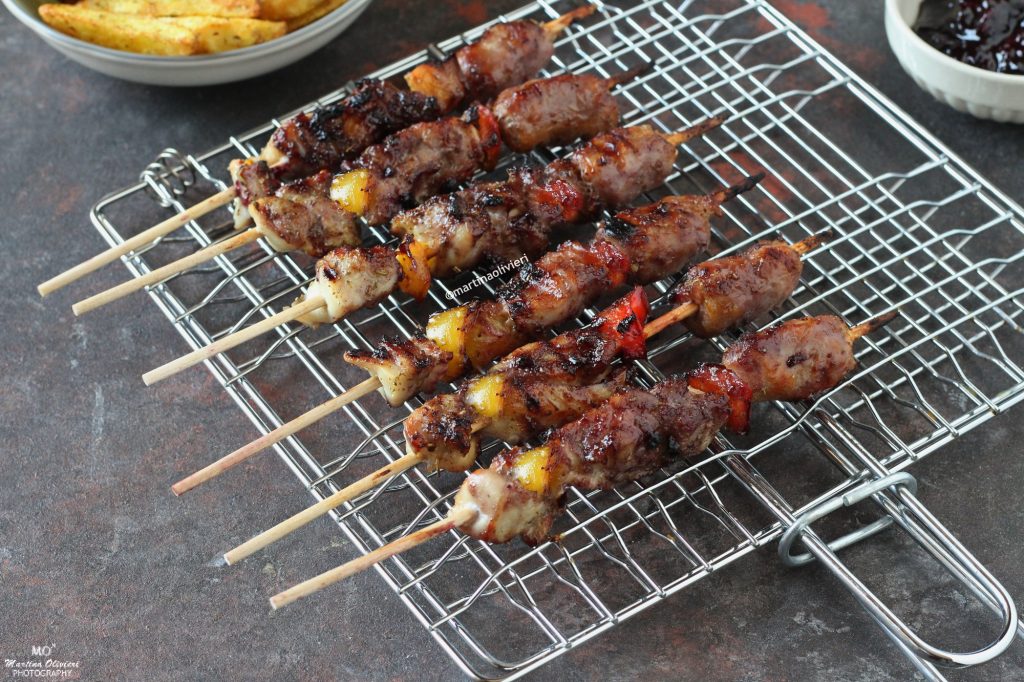 Brochettes de viande avec sauce aux myrtilles