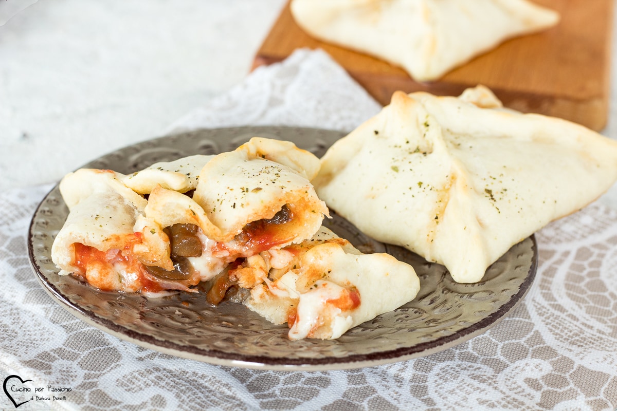 CHAUSSONS DE PIZZA FARCI