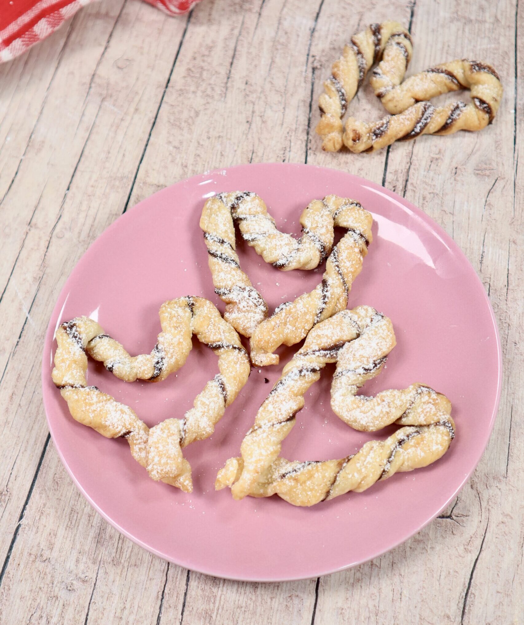 Cœurs de pâte feuilletée avec crème aux noisettes