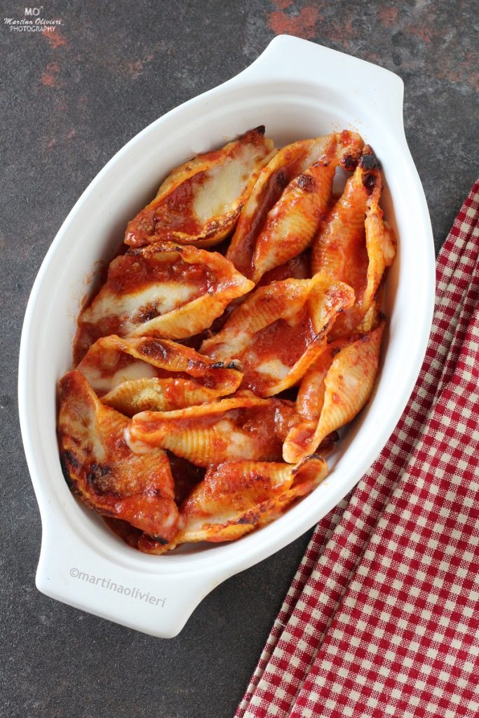 Conchiglioni farcis au ragoût et béchamel