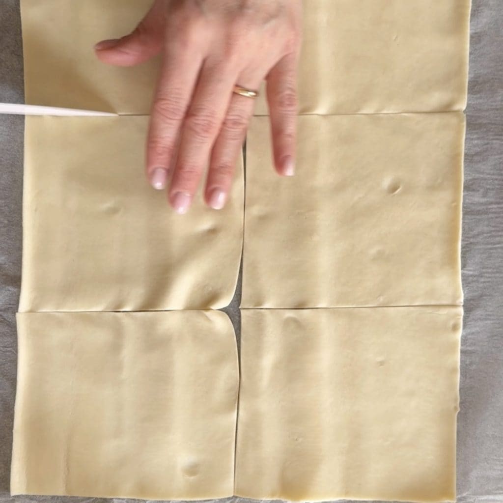 Corbeilles de pâte feuilletée remplies d'œufs