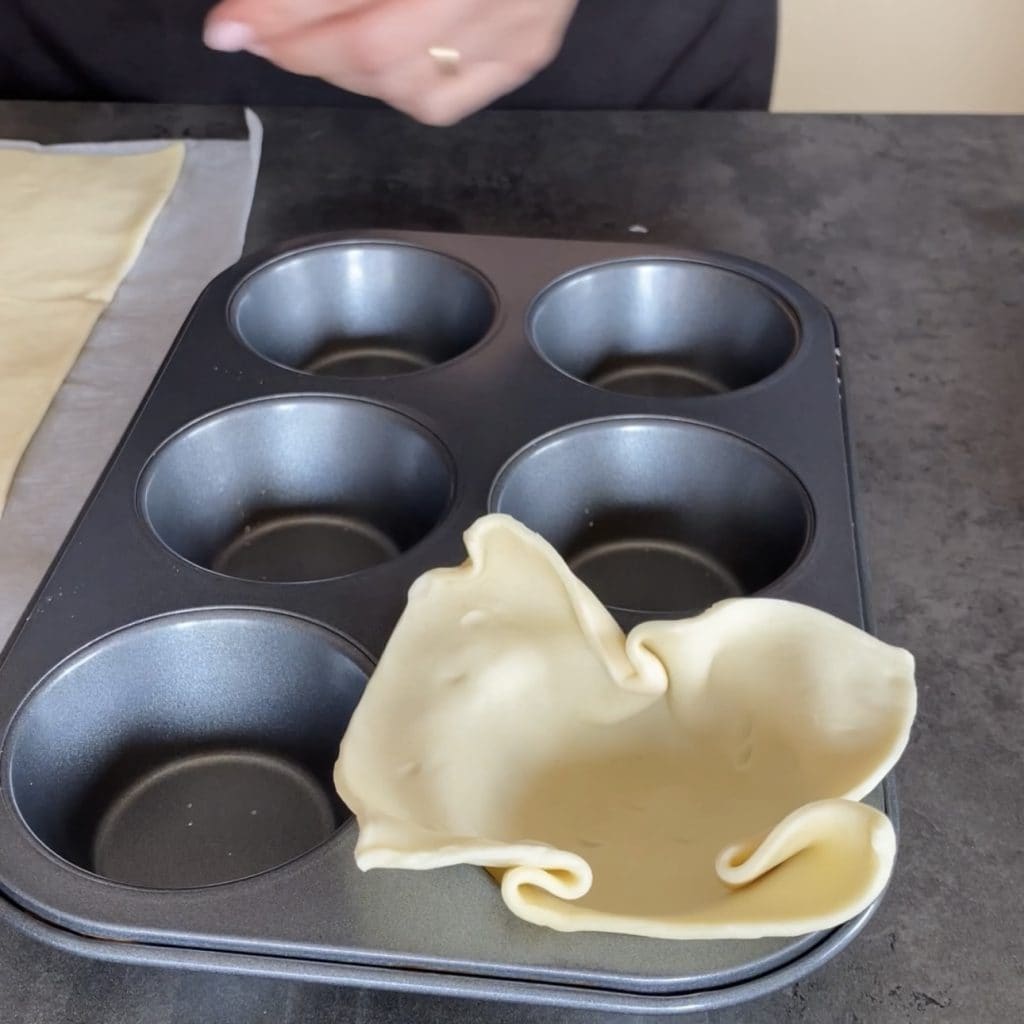 Corbeilles de pâte feuilletée remplies d'œufs