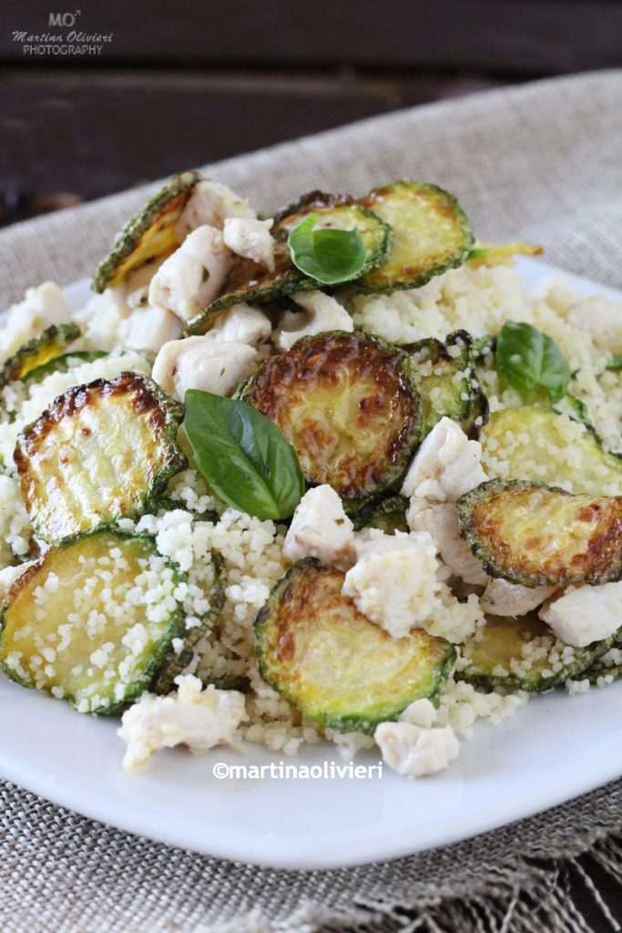 Couscous au poulet et chips de courgettes