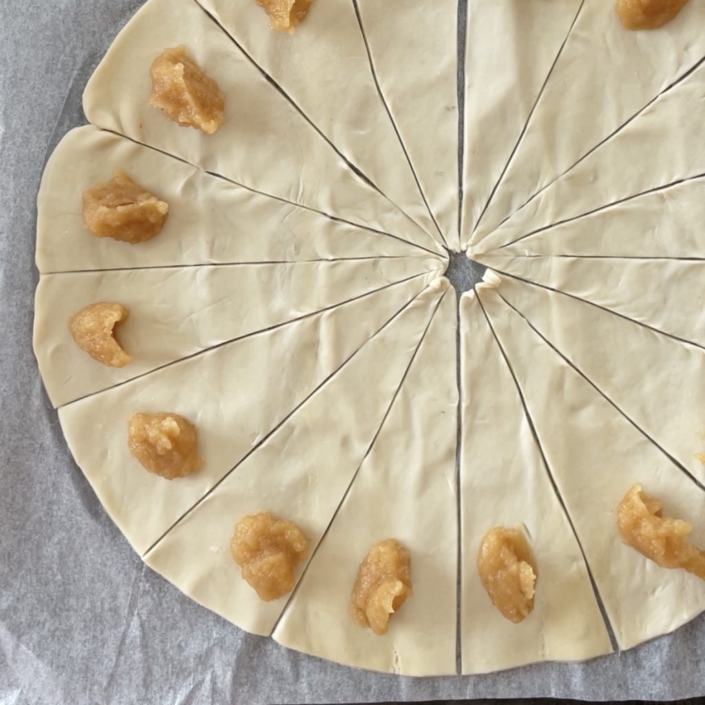 Croissants avec pâte feuilletée et pommes
