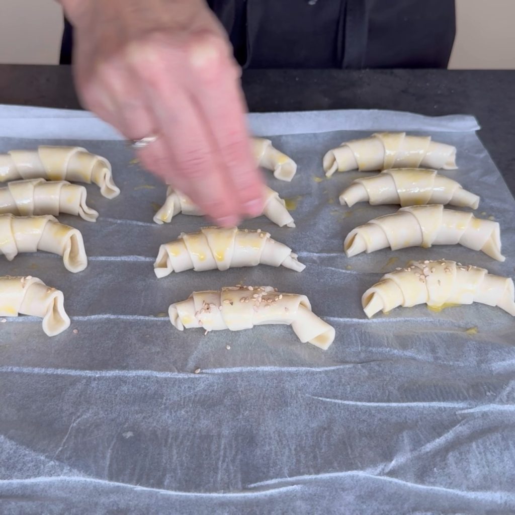 Croissants de pâte feuilletée à l'avocat et au saumon
