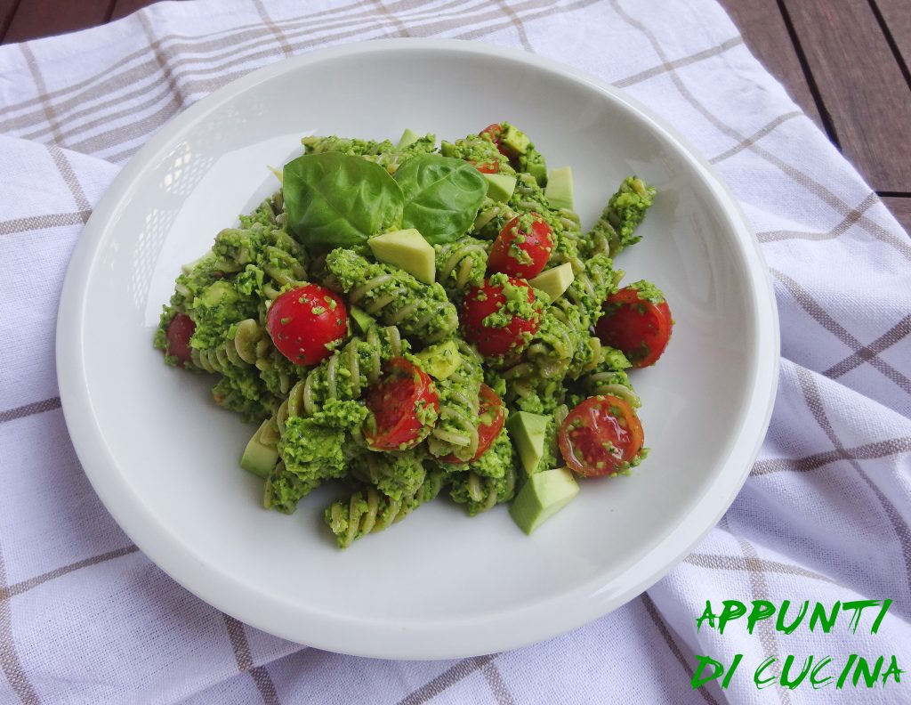 Fusilli intégrales avec pesto d'avocat
