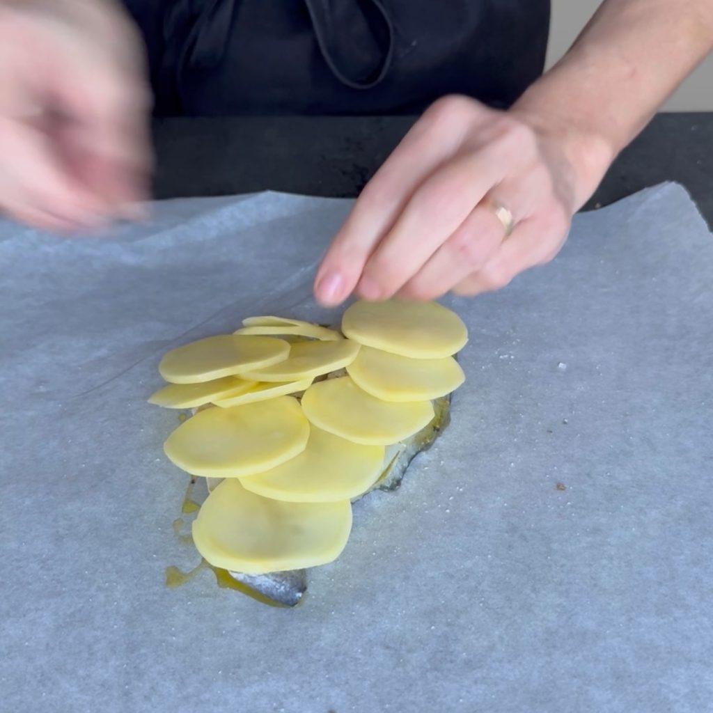 Daurade en papillote avec pommes de terre et tomates cerises