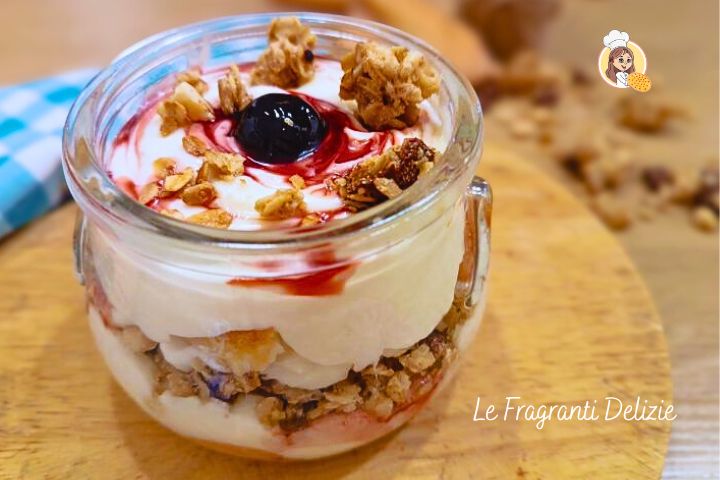 Délice glacé à l'amarena et granola