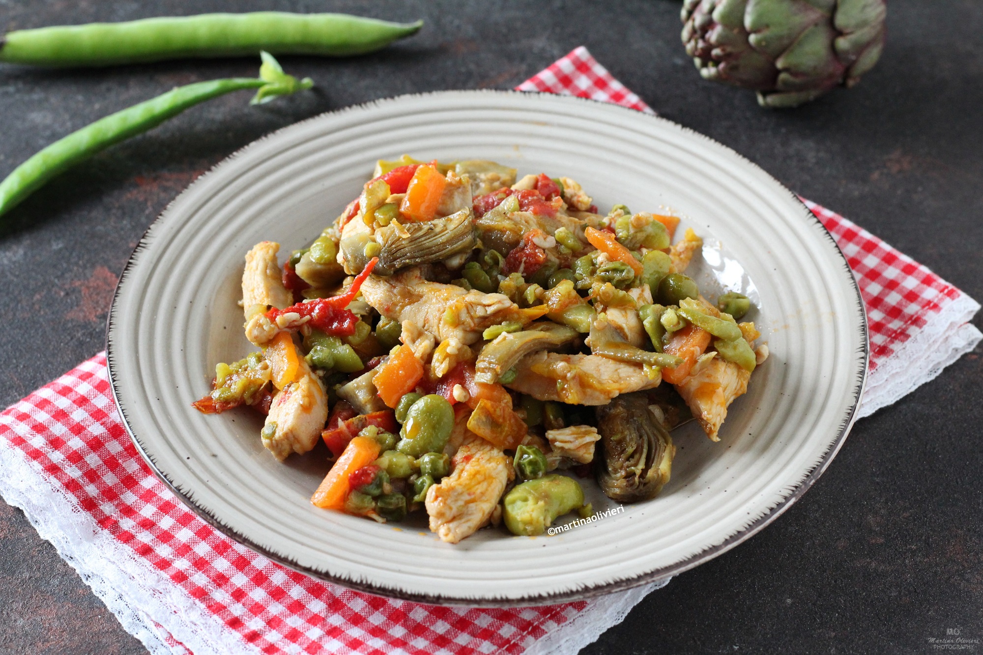 Émincé de poulet aux artichauts, fèves et petits pois