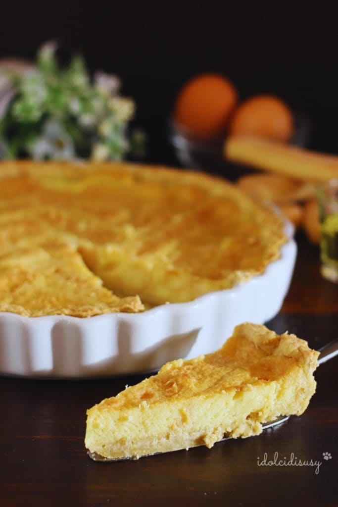 Part de tarte de Benevent en gros plan avec base de pâte sablée, biscuits à la cuillère et crème au liqueur Strega