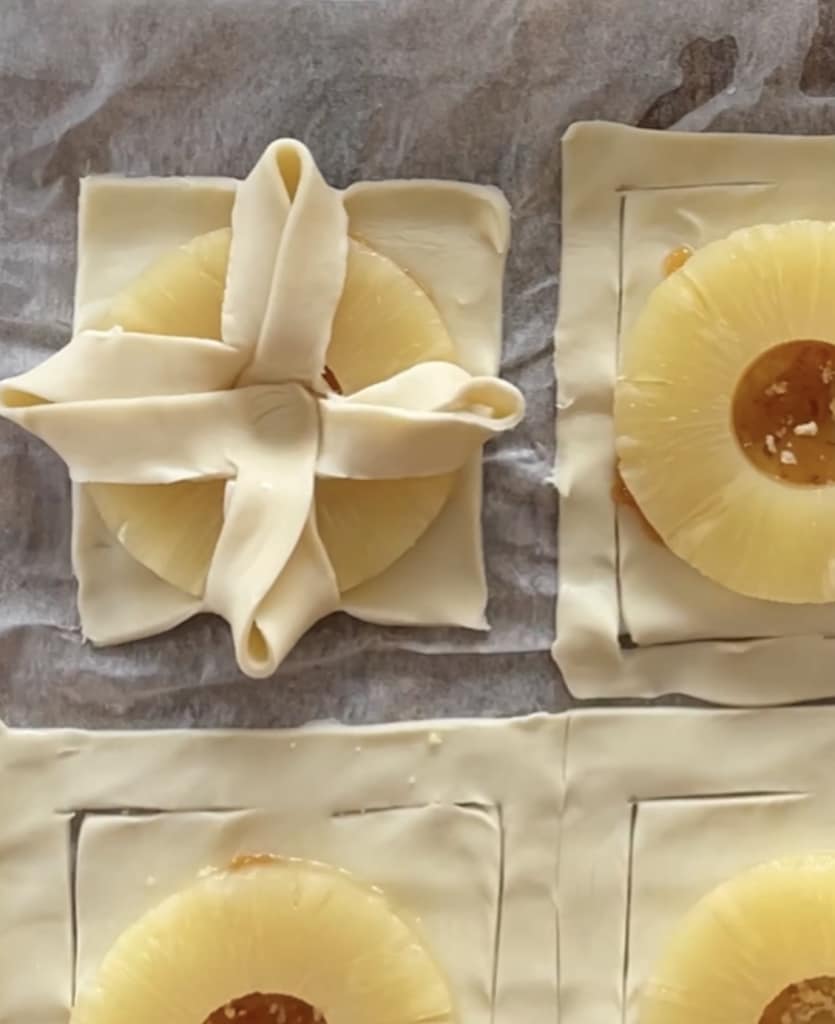 Feuilletés à l'ananas en sirop et aux noisettes