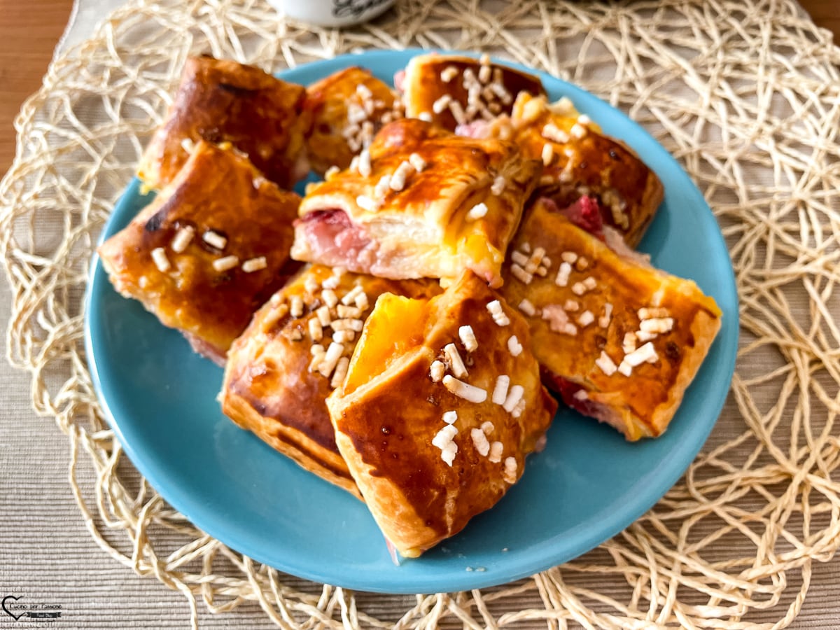 FEUILLETÉS CRÈME ET FRAISES