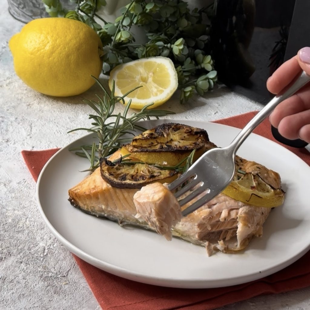 Filet de saumon dans la friteuse à air