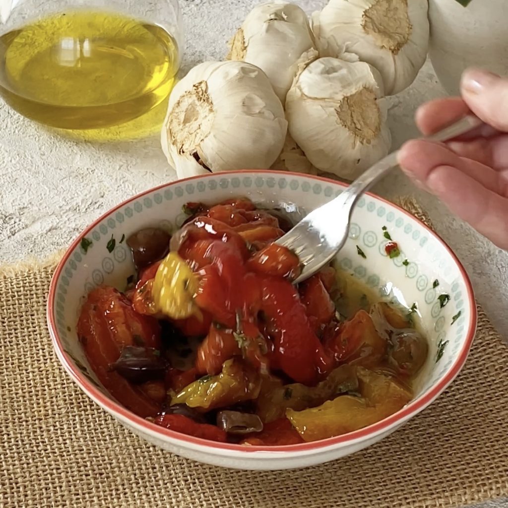 Filets de poivrons aux olives et câpres