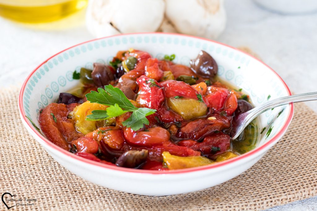 Filets de poivrons aux olives et câpres