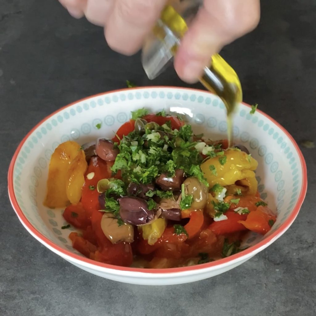 Filets de poivrons aux olives et câpres