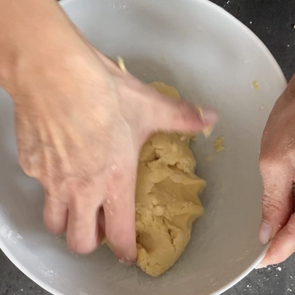 Gâteau avec crème et pommes