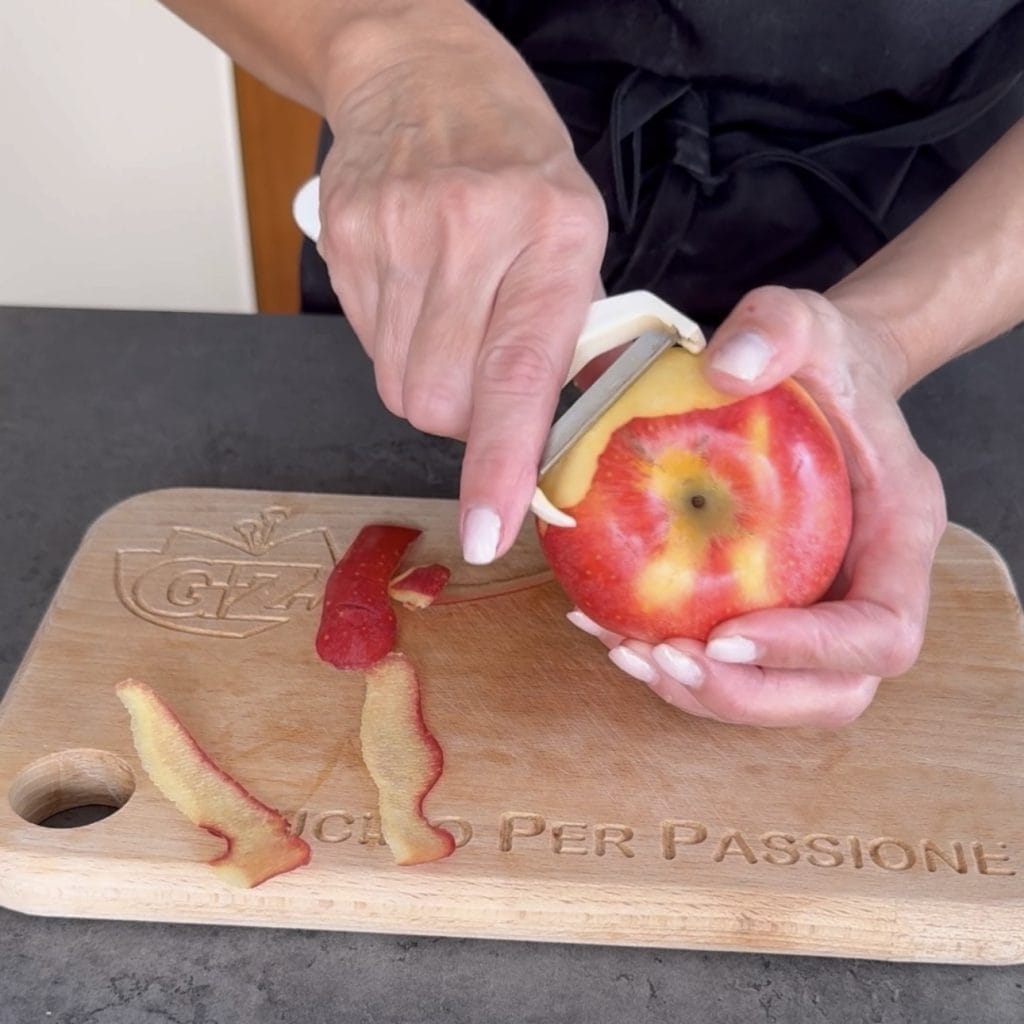 Gâteau avec crème et pommes