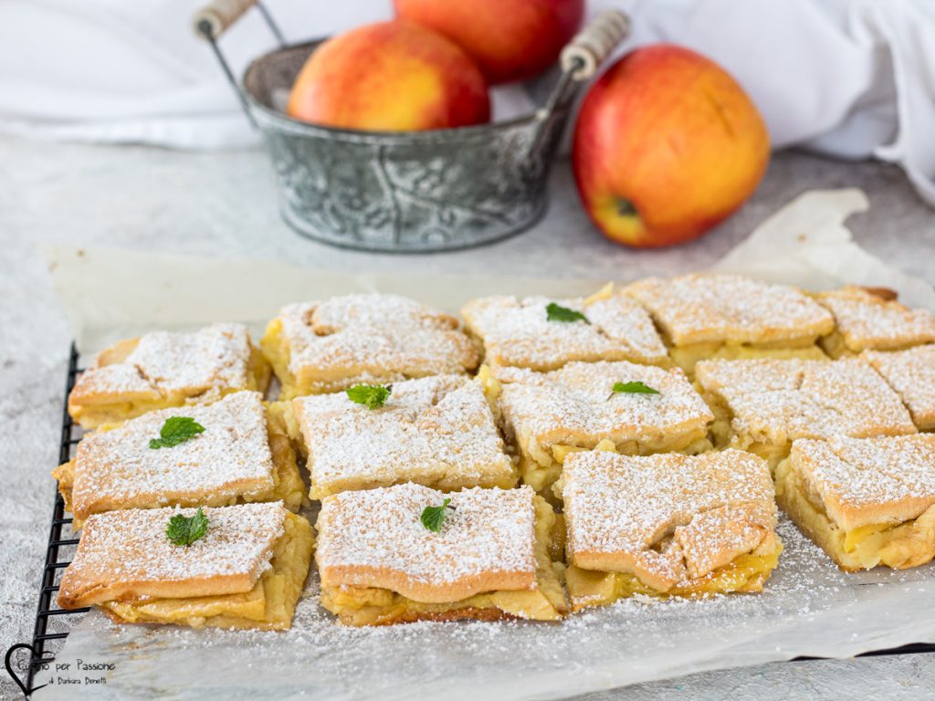 Gâteau avec crème et pommes