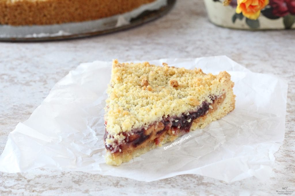 Gâteau émietté au beurre de cacahuète et à la confiture de cerises