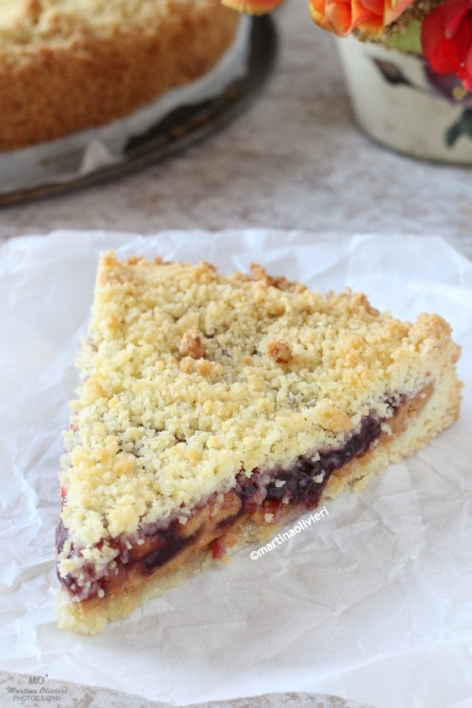 Gâteau émietté au beurre de cacahuète et à la confiture de cerises
