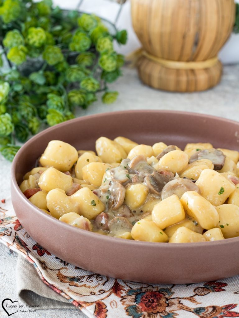 Gnocchi avec stracchino champignons et speck