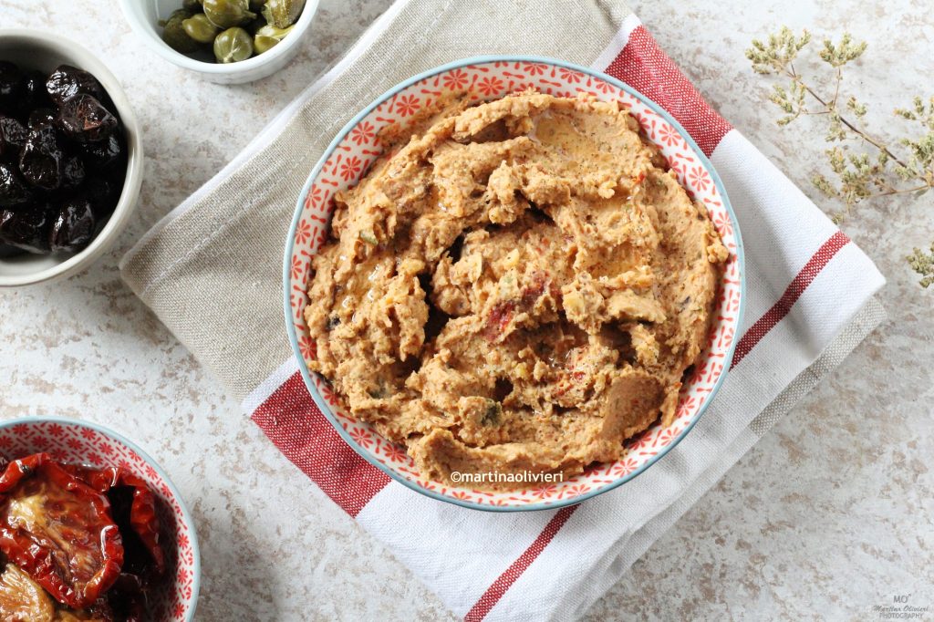 Houmous de pois chiches avec tomates séchées