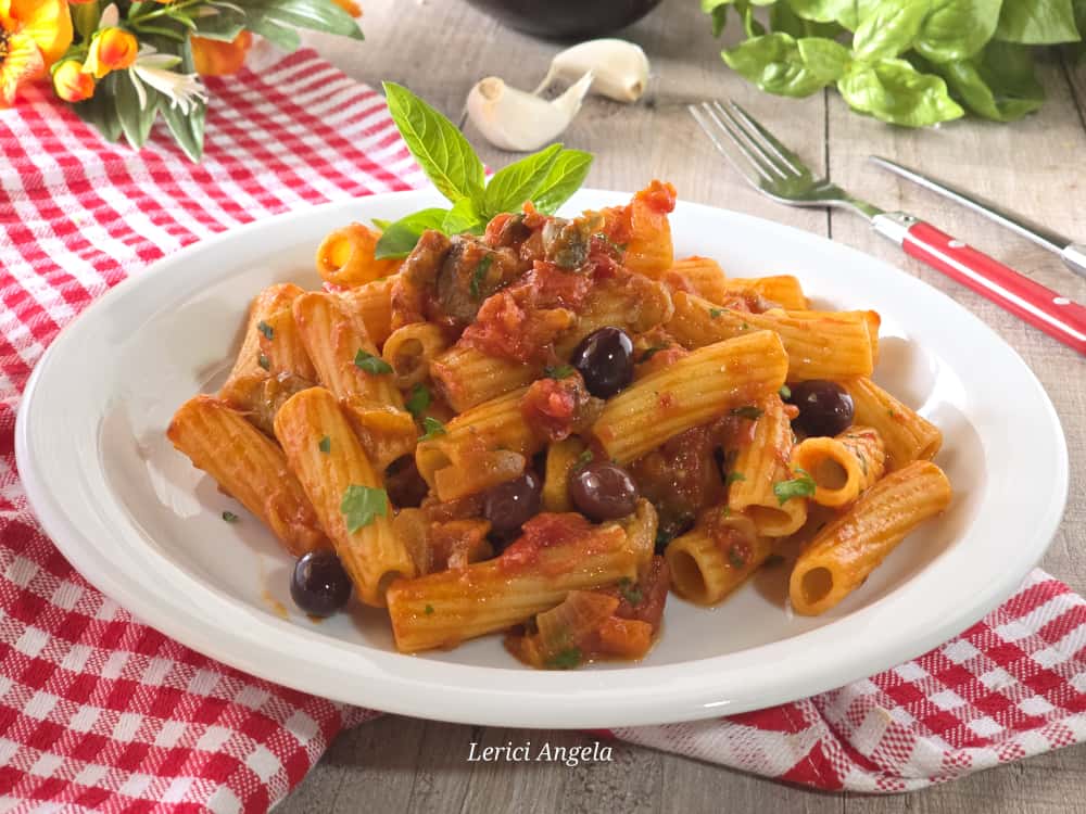 Pâtes à la tomate avec aubergines, câpres et olives