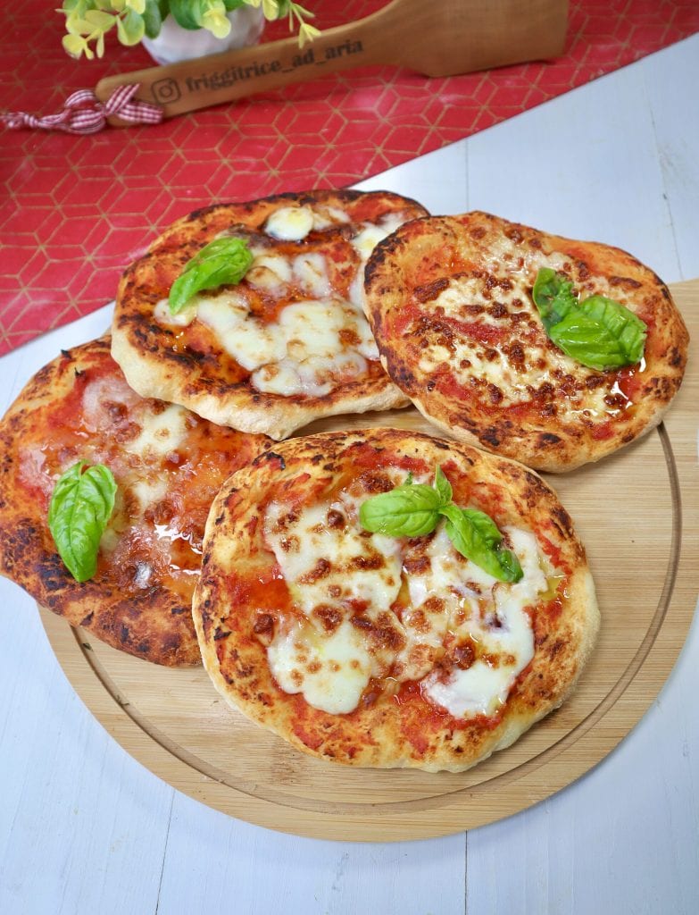 Petites pizzas rondes dans une friteuse à air: cuisson parfaite