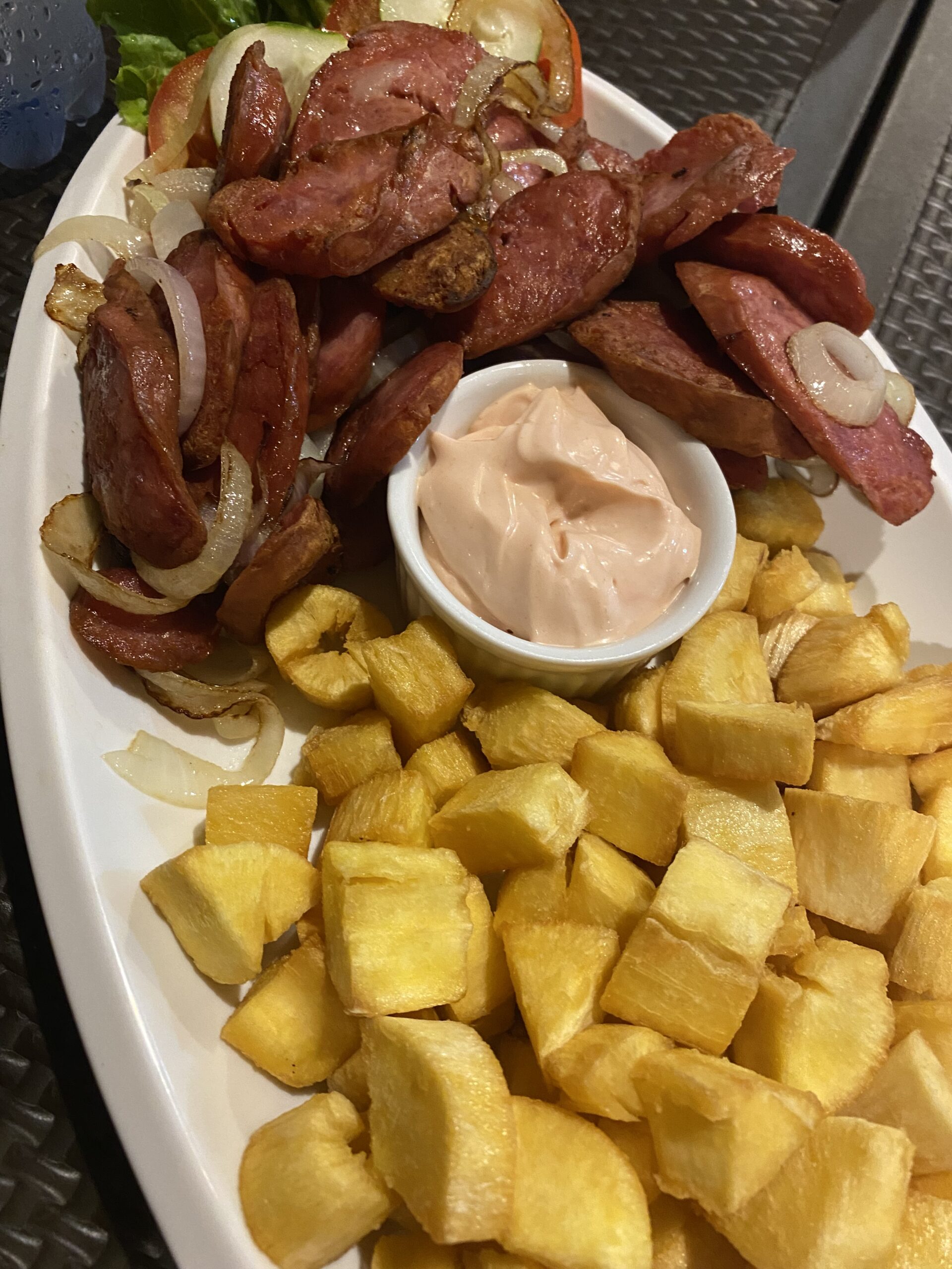 Linguiça calabrese aux oignons avec manioc frit