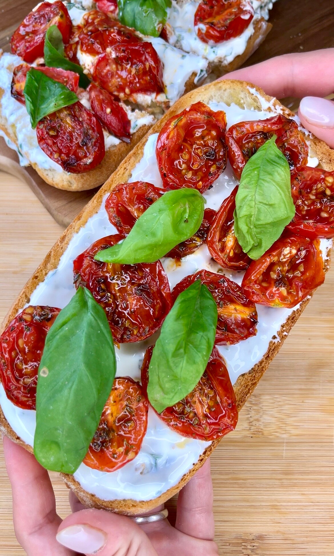 Pain croquant avec crème au yaourt et tomates cerises confites dans une friteuse à air