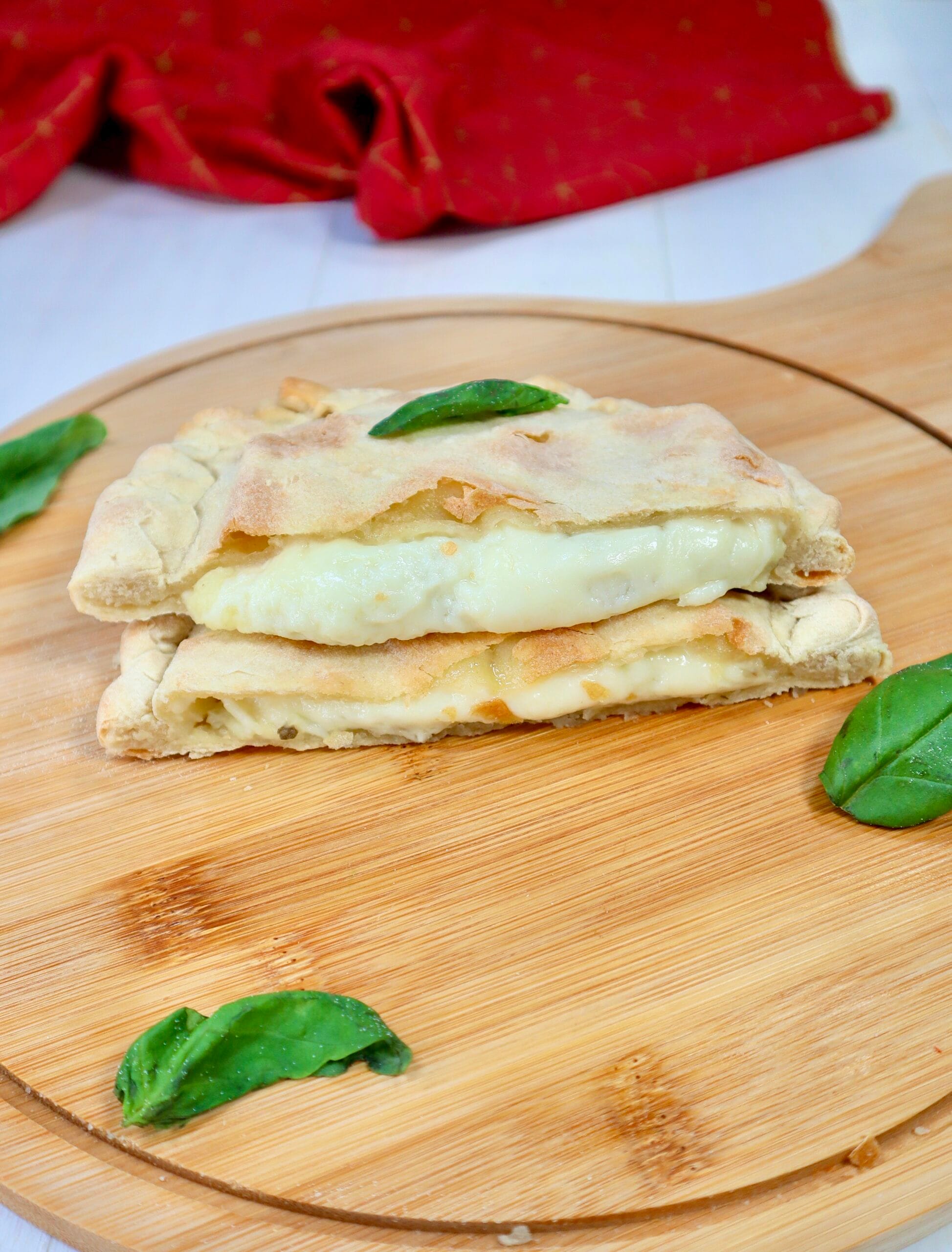 Focaccias farcies avec pommes de terre et fromage