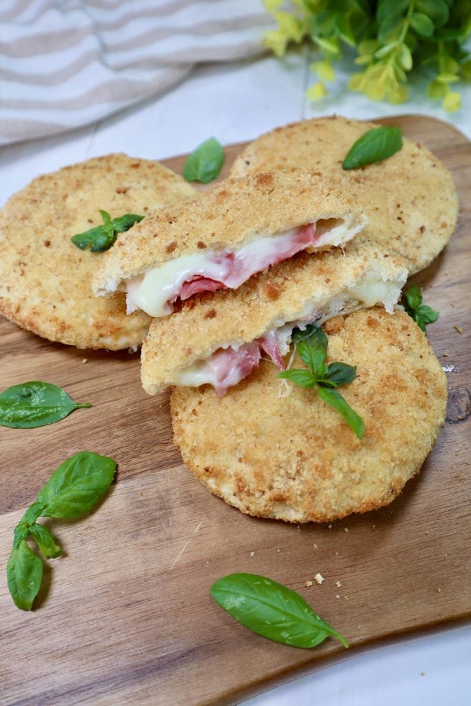 Cordon bleu de pain avec jambon et fromage à la friteuse à air